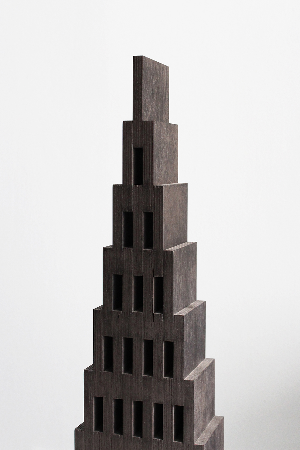 Kunstobject van multiplex met zwarte inkt. Geometrisch ontwerp, collectible design, interieur ontwerp