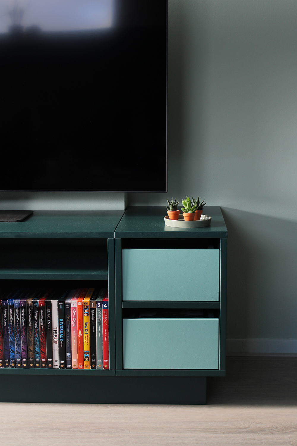 Maatwerk tv kast in donkergroene kleur. Lades geschilderd in mint groen. Uniek ontwerp voor interieur