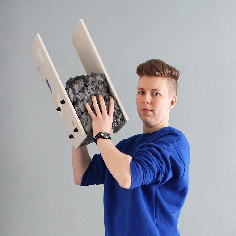 Portret van Lisanne Meester in felblauwe trui. Ze houdt haar betonnen meubel Mass in de lucht